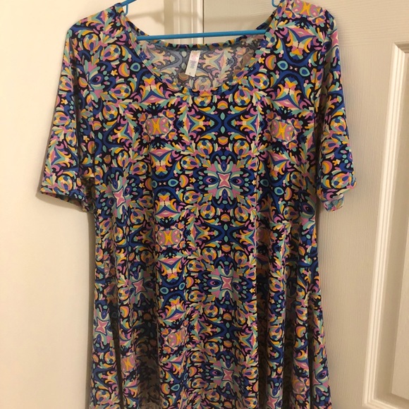 Colorful Aztec/ Geometric Perfect Tee Lularoe - Picture 1 of 3